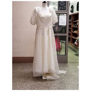 Vintage sz 16 wedding dress some staining